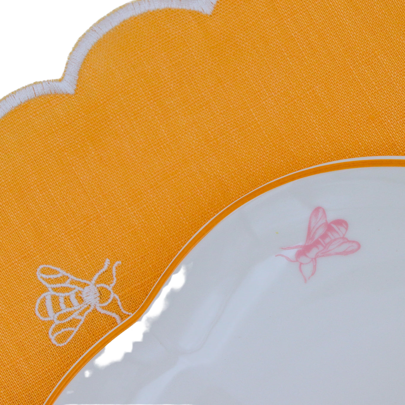 Bumble Voyage Scalloped Dinner Plate | Set of 4 (+1 Bonus Plate)