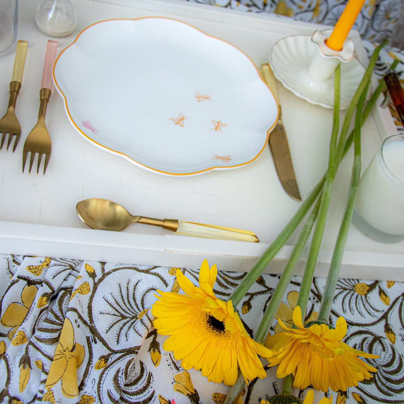 Bumble Voyage Scalloped Dinner Plate | Set of 4 (+1 Bonus Plate)