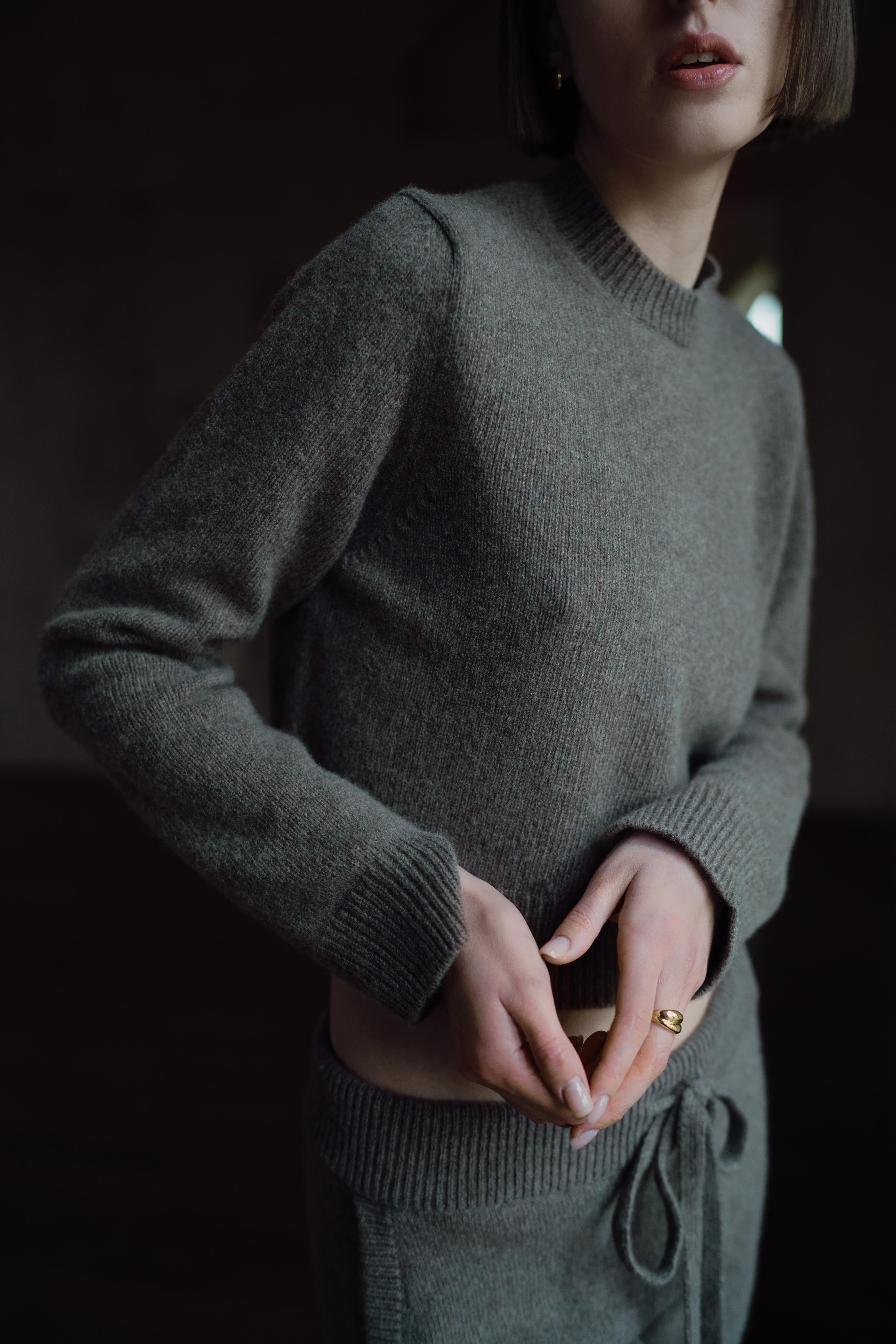 ZOE CROPPED CASHMERE PULLOVER IN CHESTNUT