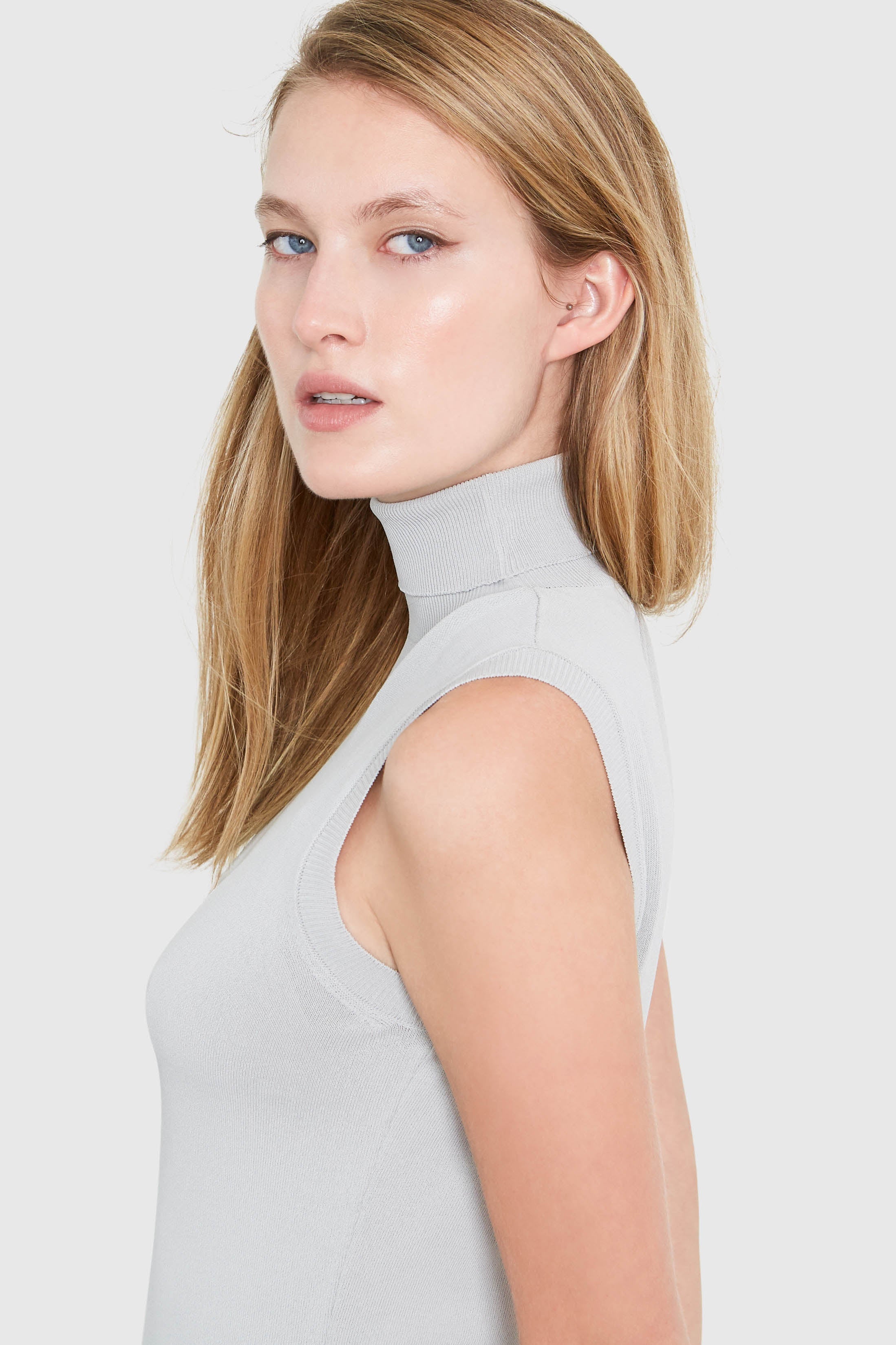HEPBURN SLEEVELESS VISCOSE SWEATER