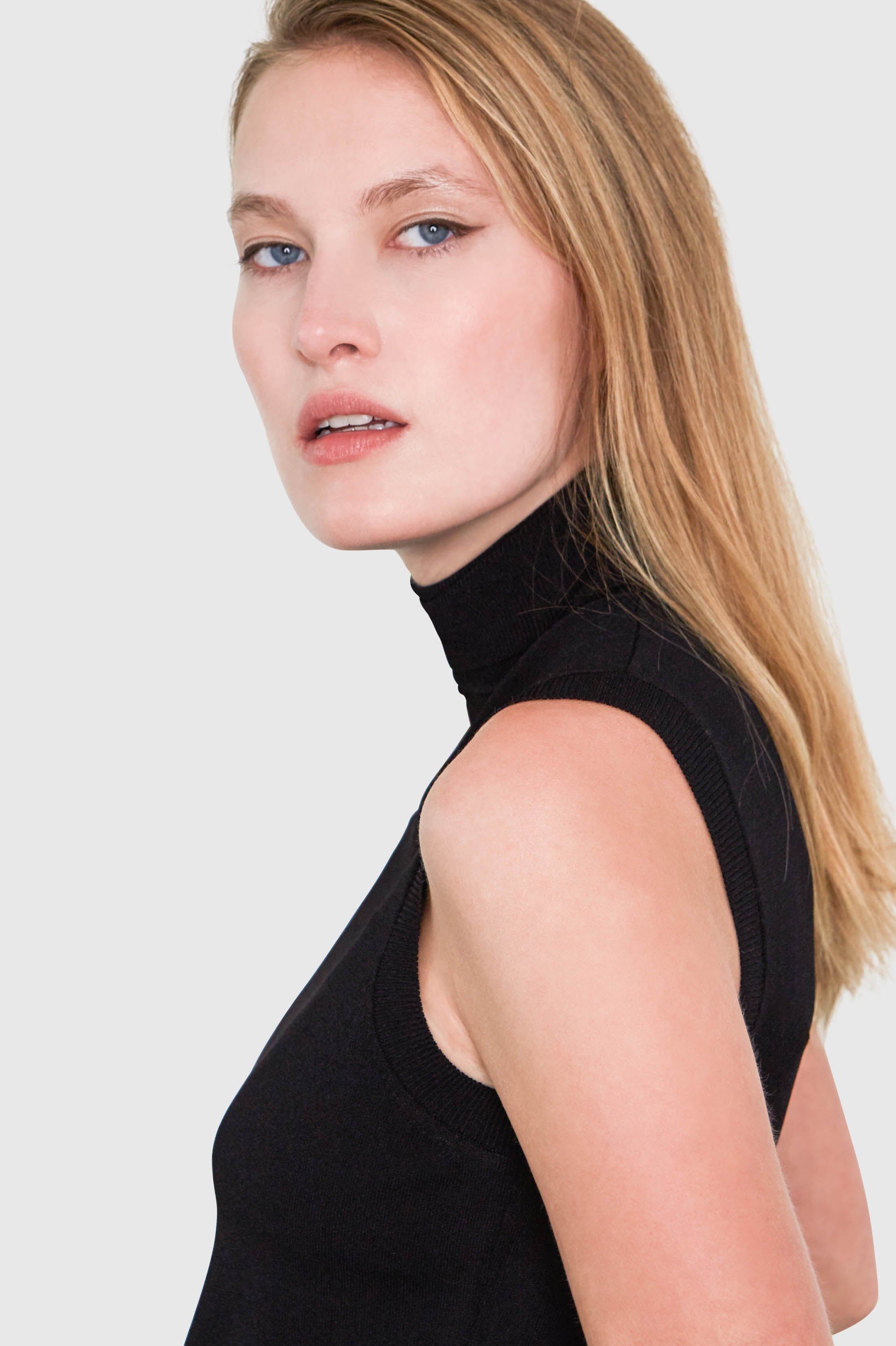 HEPBURN SLEEVELESS VISCOSE SWEATER