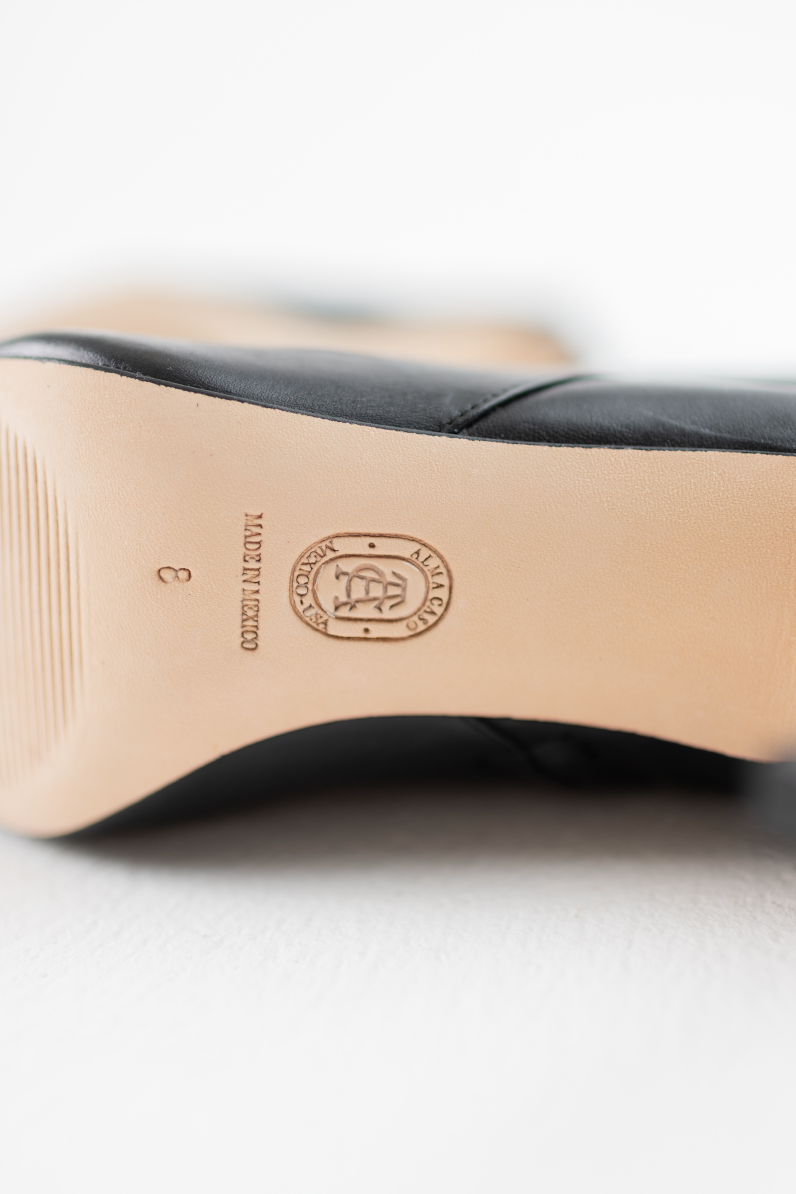 Close-up of the beige outsole of a black leather shoe, showing the size '3' and a circular stamp that reads 'MADE IN MEXICO' with a crest logo.