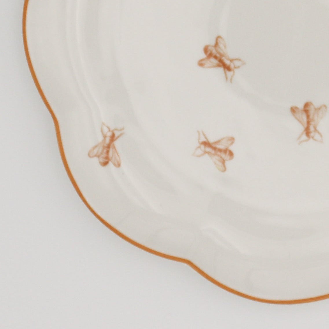 Bumble Voyage Scalloped Dinner Plate | Set of 4 (+1 Bonus Plate)