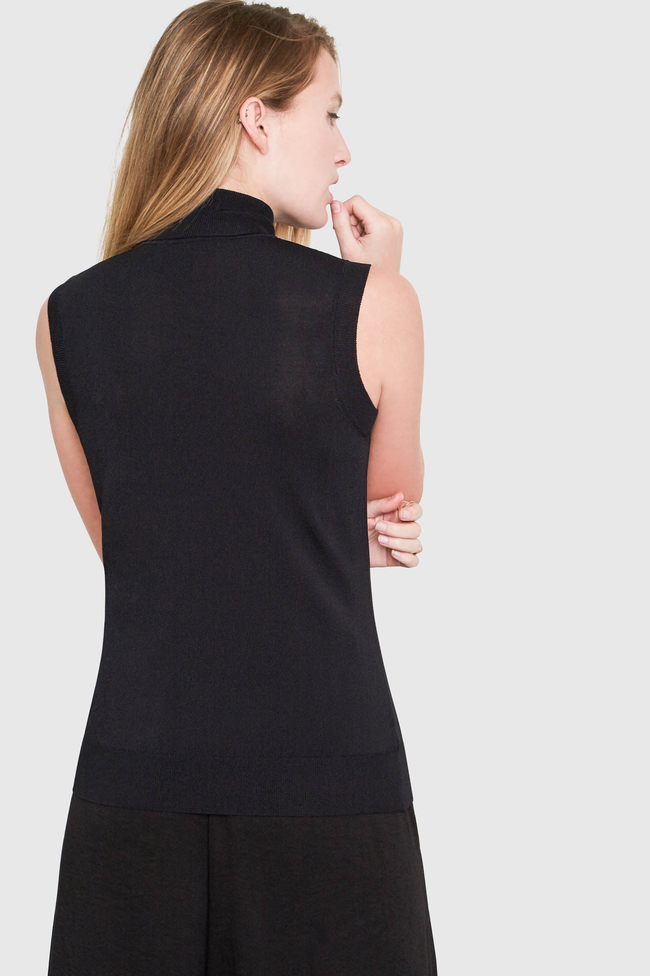 HEPBURN SLEEVELESS VISCOSE SWEATER