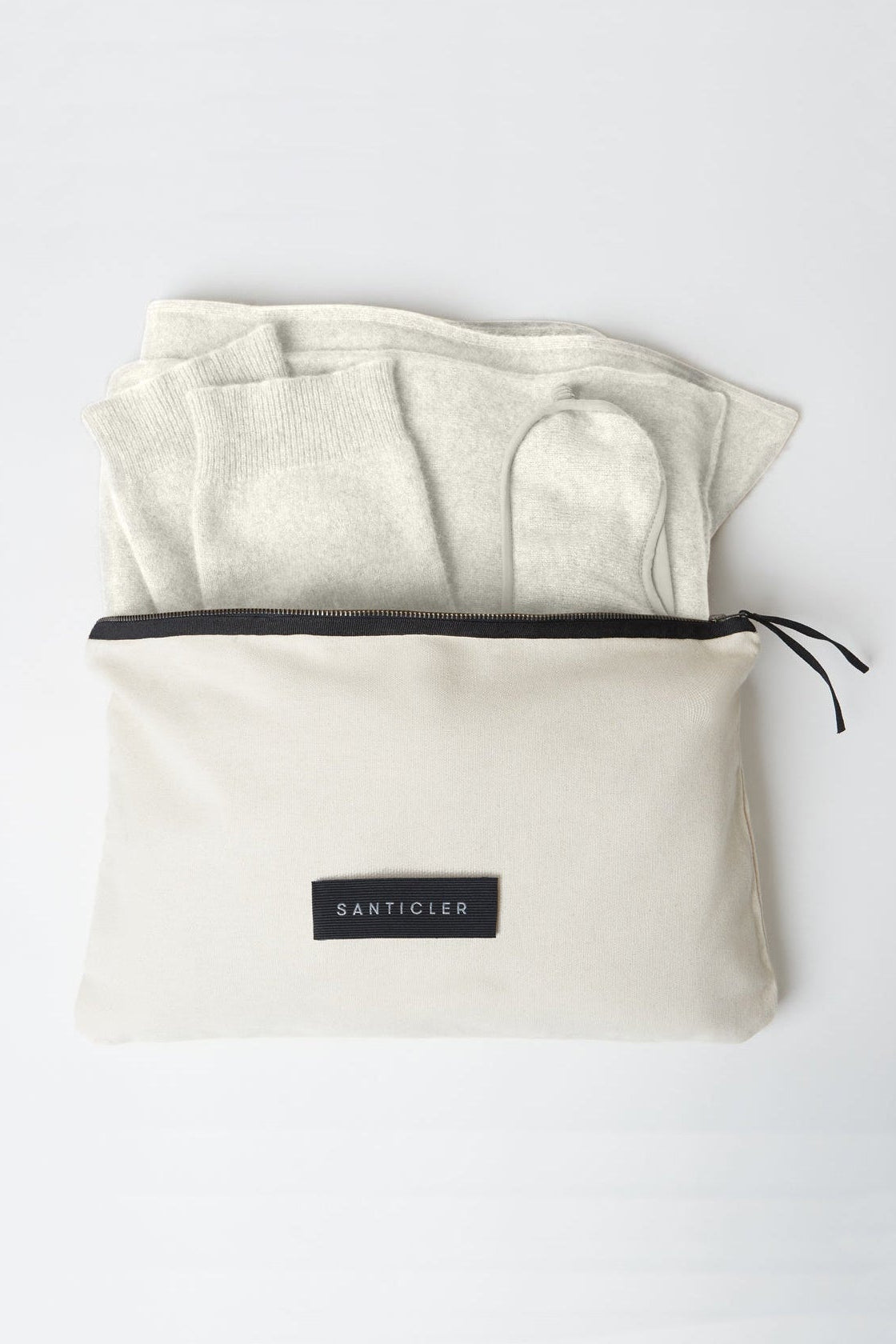 Set of folded towels and a pouch with 'Banticler' branding on a white background